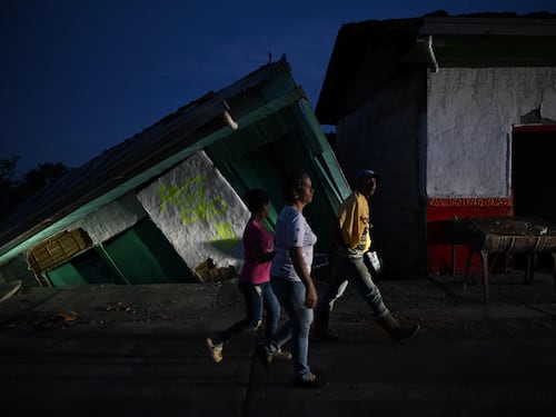 I “Topos” del Messico tra le macerie della Colombia: soccorritori contro il tempo mentre arrivano 1,3 miliardi di aiuti