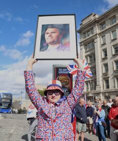 Londra, migliaia di partecipanti in memoria di Charlie Kirk 10