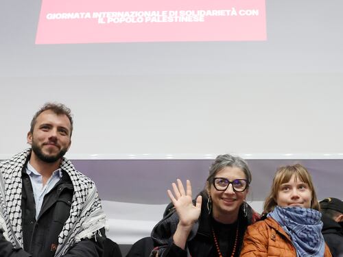 La pasionaria etno-chic dall'osanna al crucifige. La parabola "stilosa" della santa in kefiah