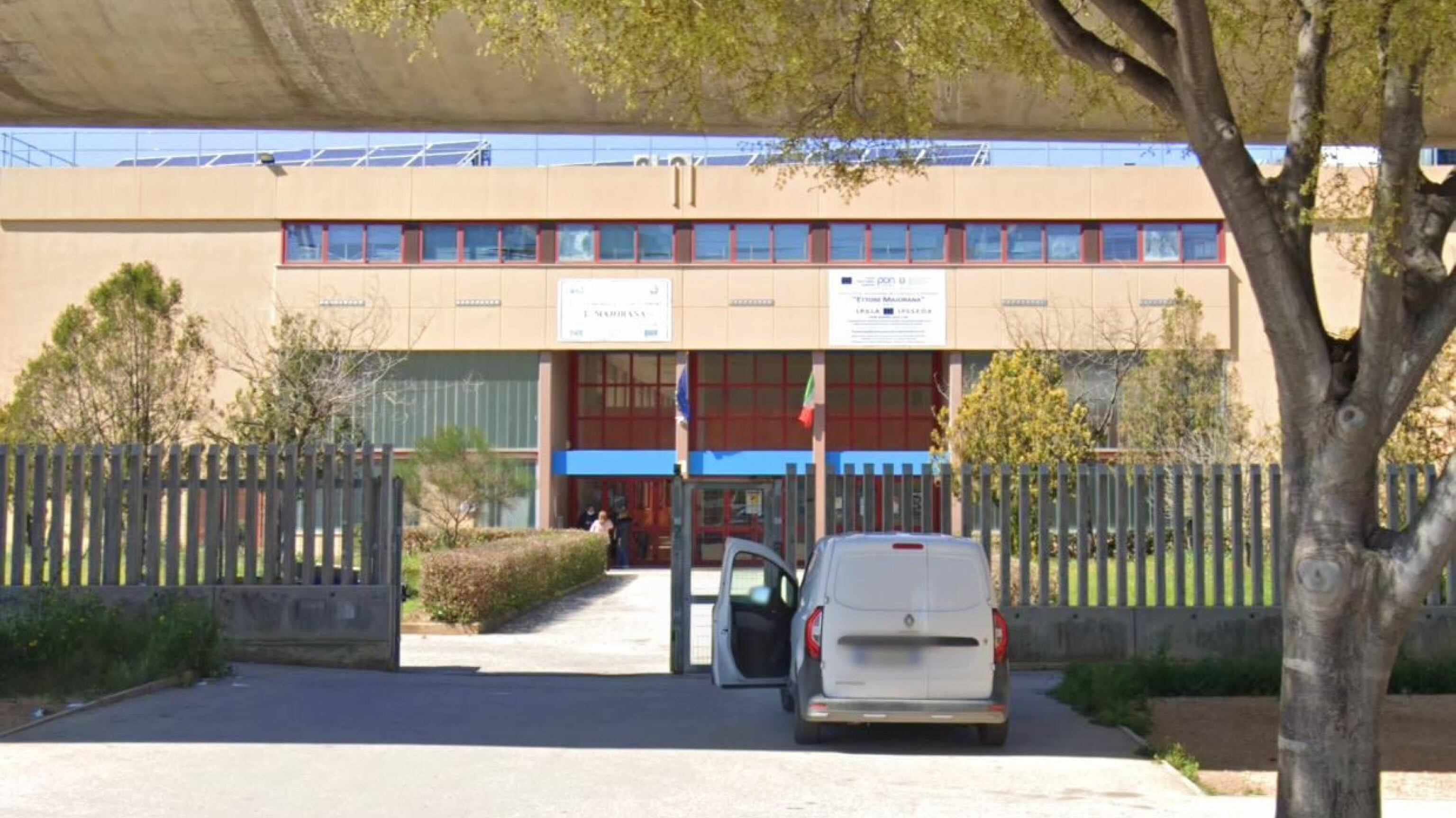 Professore picchiato a scuola per la nota rifilata all'alunna: arrestato il padre pregiudicato