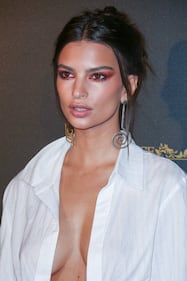 Emily Ratajkowski senza reggiseno a Parigi 4