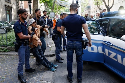 Attivisti di Ultima generazione imbrattano il ministero del Lavoro  2