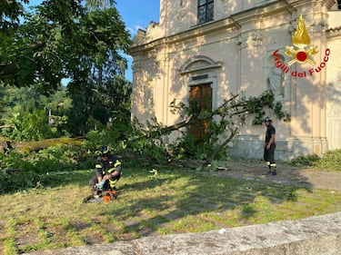 Albero cade davanti alla chiesa di San Pietro a Luino: 8 feriti, di cui 2 gravi 9