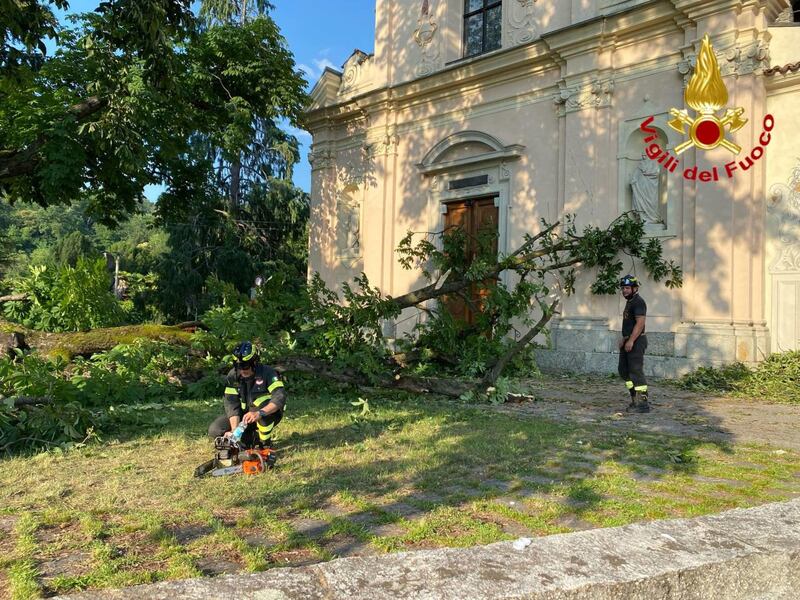 Albero cade davanti alla chiesa di San Pietro a Luino: 8 feriti, di cui 2 gravi 9