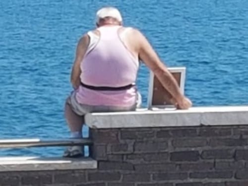 Gaeta, anziano porta al mare foto della moglie: la foto che commuove