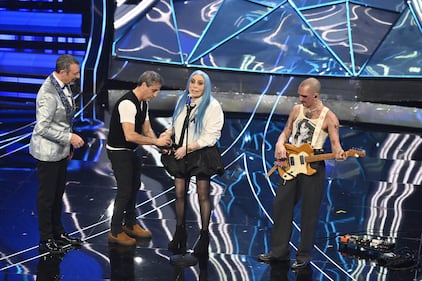 Sanremo 2024: ecco il look della quarta serata del Festival di Loredana Bertè 7