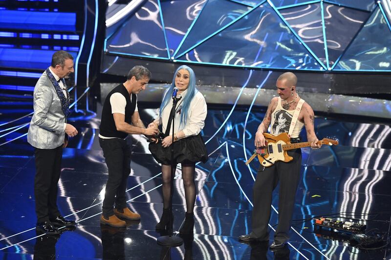 Sanremo 2024: ecco il look della quarta serata del Festival di Loredana Bertè 7