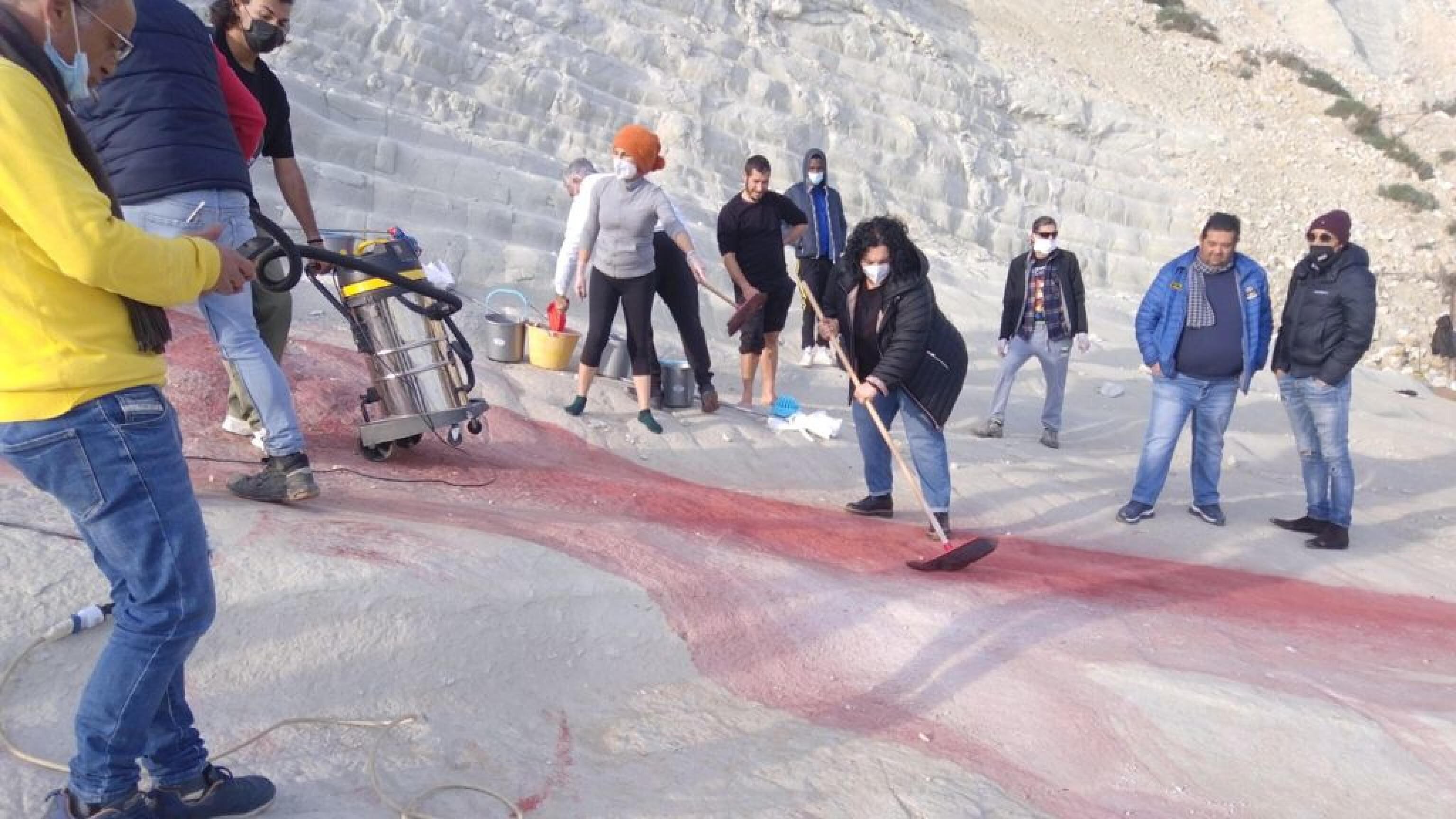 Presi i "vandali" della Scala dei Turchi. E c'è l'attentatore convertito all'Islam