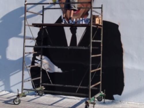 Taranto, spunta tra i palazzi il murale di Nadia Toffa