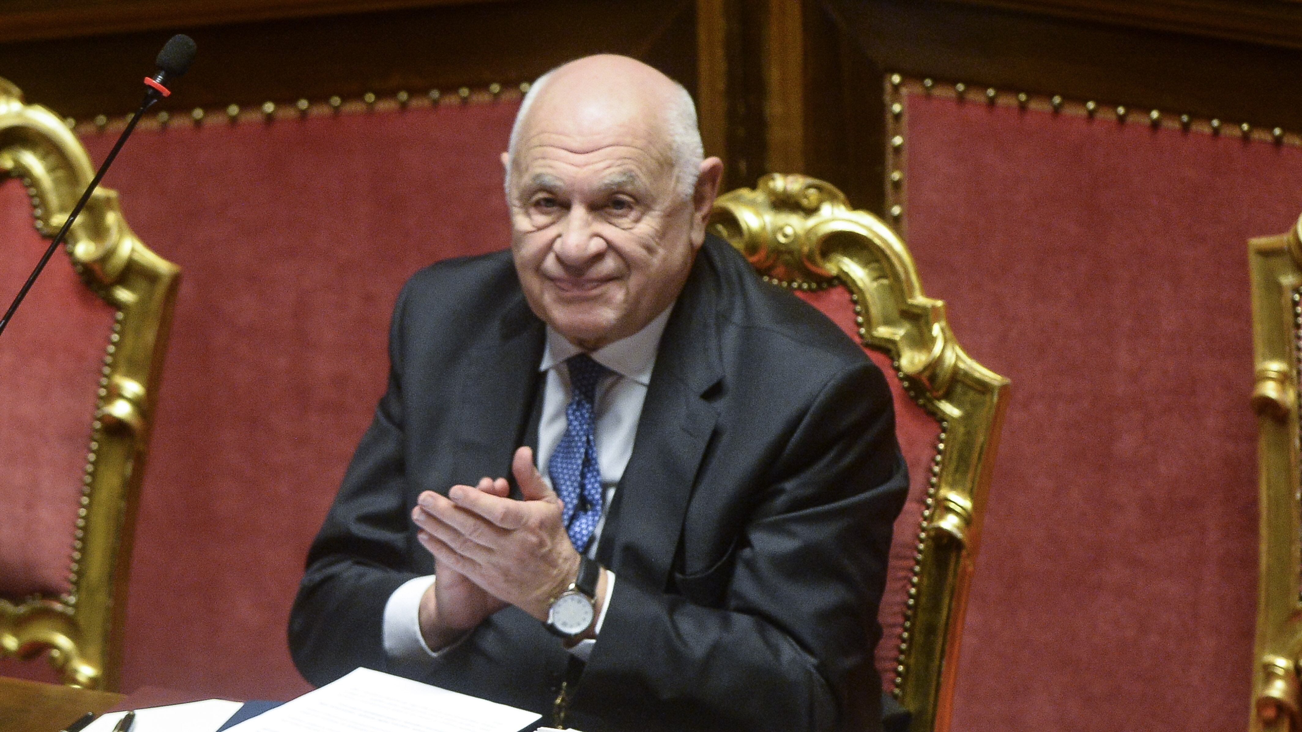 Carriere separate, primo sì. "Il sogno di Berlusconi"