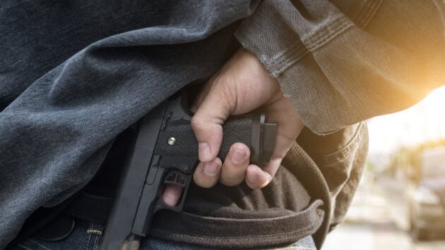 Gira con la pistola nella cintura e si spara nelle parti intime
