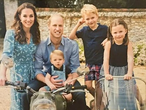 Tutti sul sidecar, la cartolina vintage dei Cambridge conquista il web
