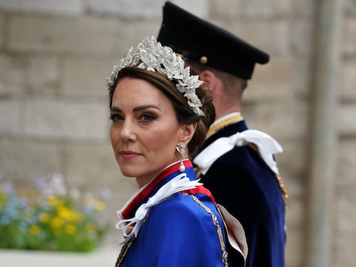 L'eleganza di Kate Middleton: la scelta dell'abito e la coroncina floreale