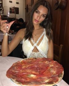 Emily Ratajkowski, topless nel deserto: scatti hot 5