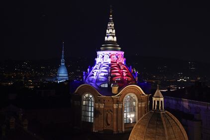La Cappella del Guarini di Torno illuminata con il tricolore francese  4