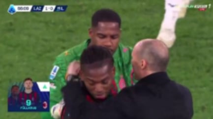 Allegri cerca l’abbraccio, Leao lo evita: cosa c’è dietro la reazione del portoghese al momento del cambio