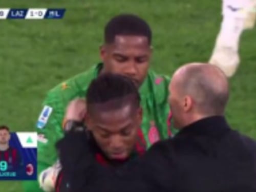 Allegri cerca l’abbraccio, Leao lo evita: cosa c’è dietro la reazione del portoghese al momento del cambio