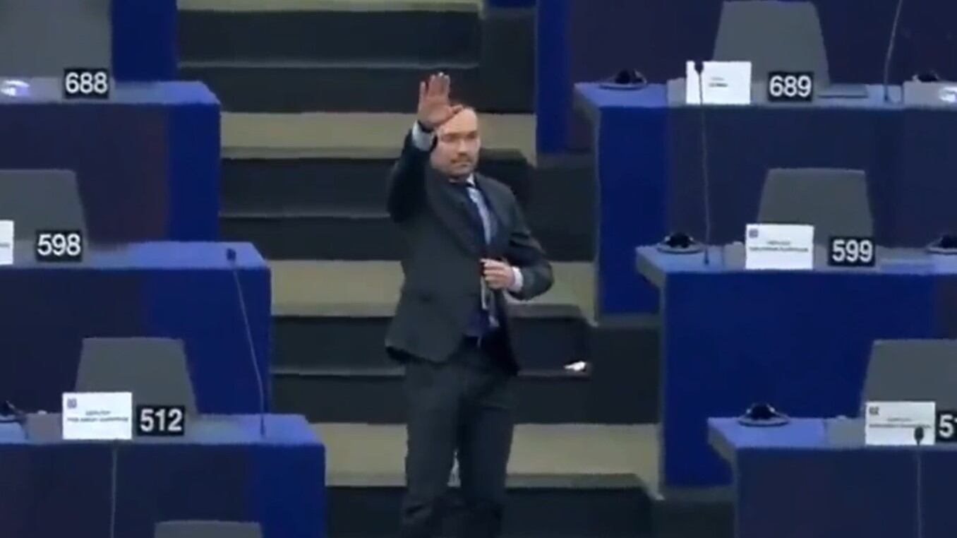 L'eurodeputato nella bufera: "Saluto nazista". Ma lui: "Mi stavo scusando"