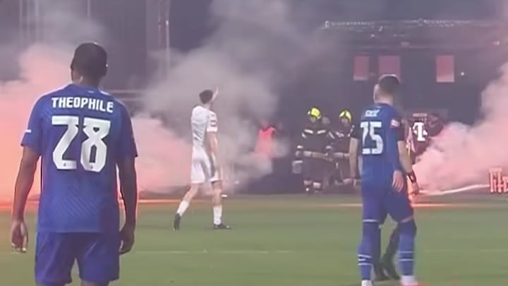 Cannavaro contestato, fumogeni e seggiolini in campo dopo la sconfitta: cosa è successo