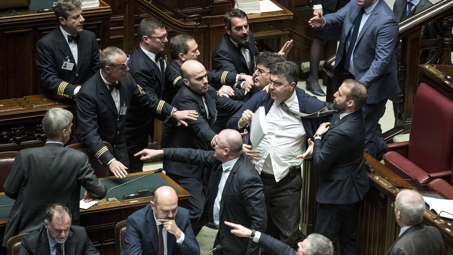 Manovra, rissa in Aula Oggi si vota la fiducia