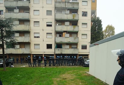 L'operazione della polizia in via Bolla  a Milano 1