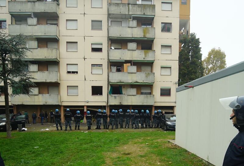 L'operazione della polizia in via Bolla  a Milano 1