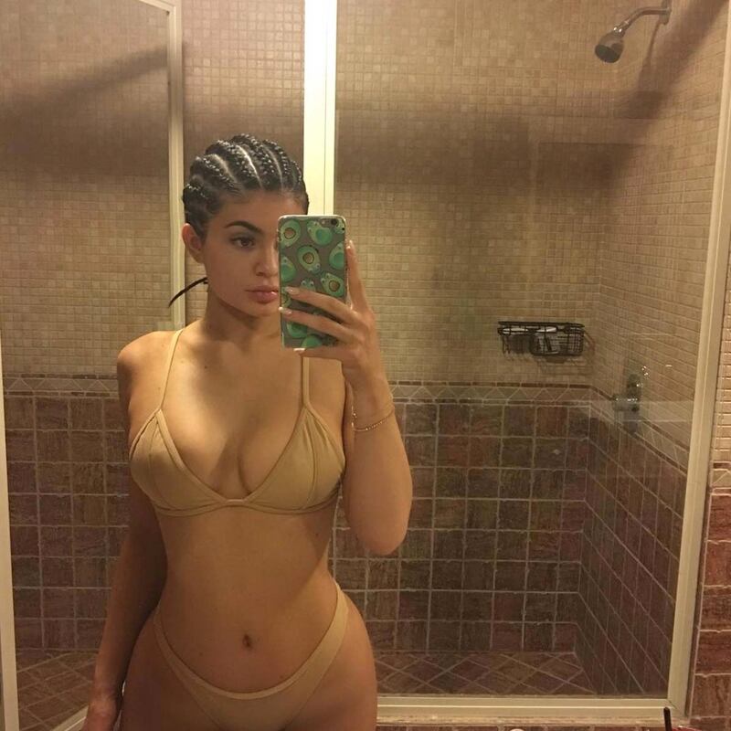 Kylie Jenner, costumi e bikini su Instagram: foto 2