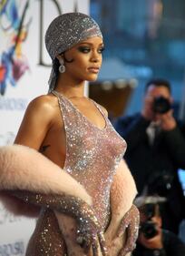 Il nude look di Rihanna che fa girare la testa 5