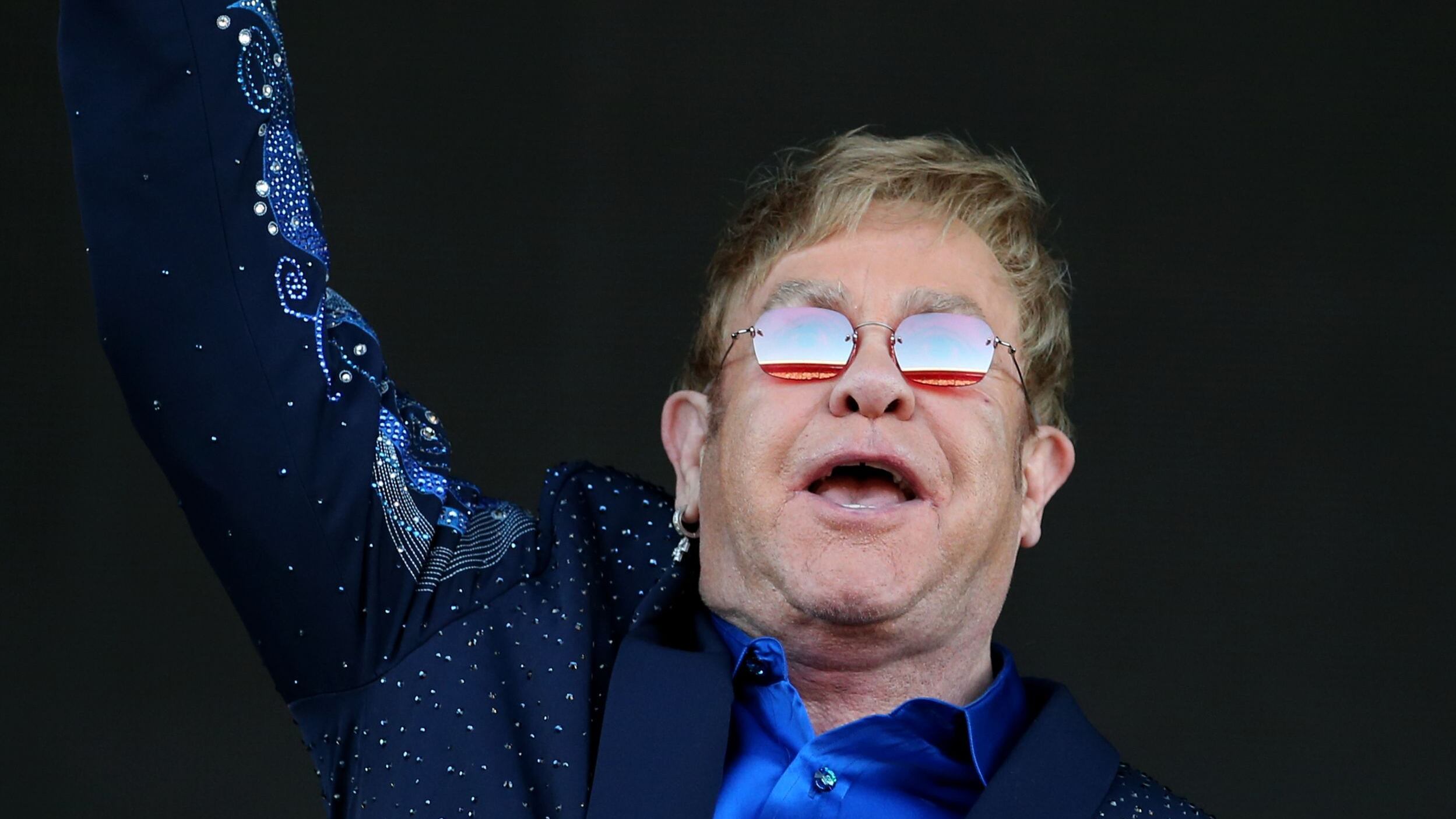 Elton John si ritira a metà. Farà un tour di tre anni (per dire che è l'ultimo...)