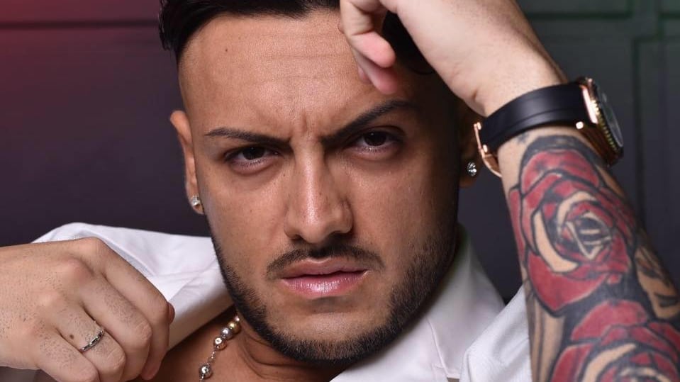 Il cantante neomelodico scrive canzoni sulla mafia: tolto patrocinio alla sagra
