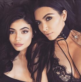 Kim Kardashian: calze a rete provocanti 13
