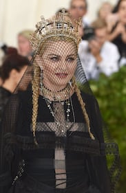 Met Gala 18: Rihanna con la mitra e Madonna con la veletta 1