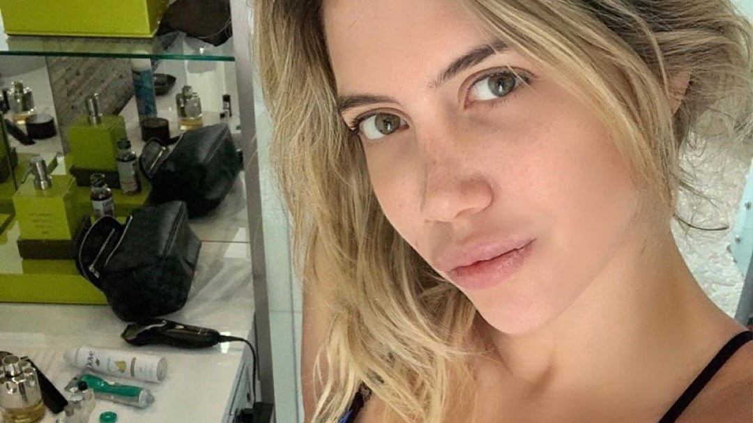 Topless bollente per Wanda Nara a Ibiza
