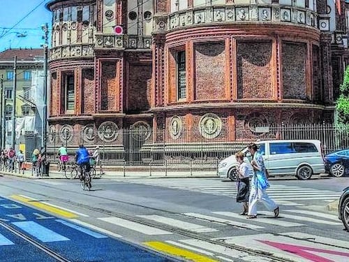 Scivola sui binari con lo scooter: cade, multato