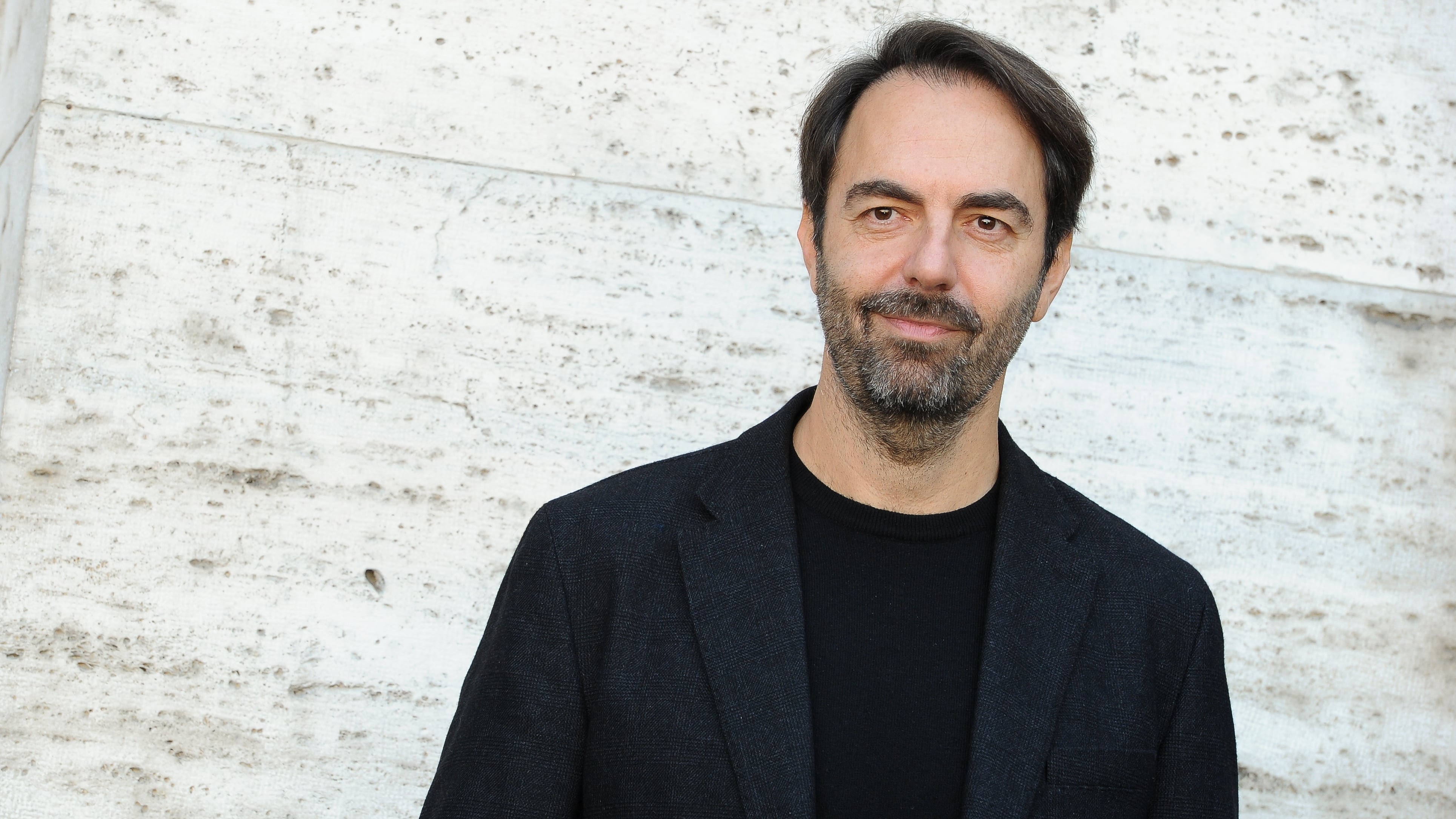 Neri Marcorè si tuffa negli anni '80: "Ma mi devo separare da Anna Valle"