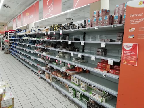 È assalto ai supermercati, via alle scorte e ai rincari