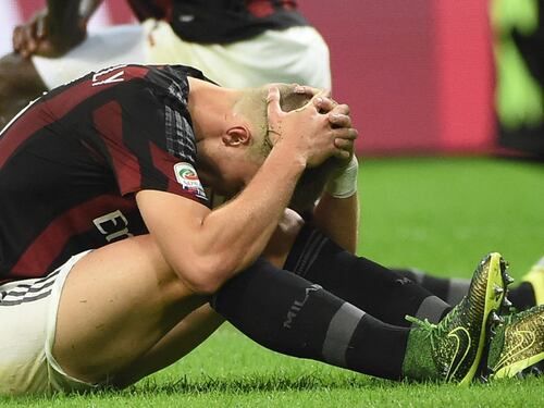 Il Napoli travolge il Milan, viola primi dopo 16 anni