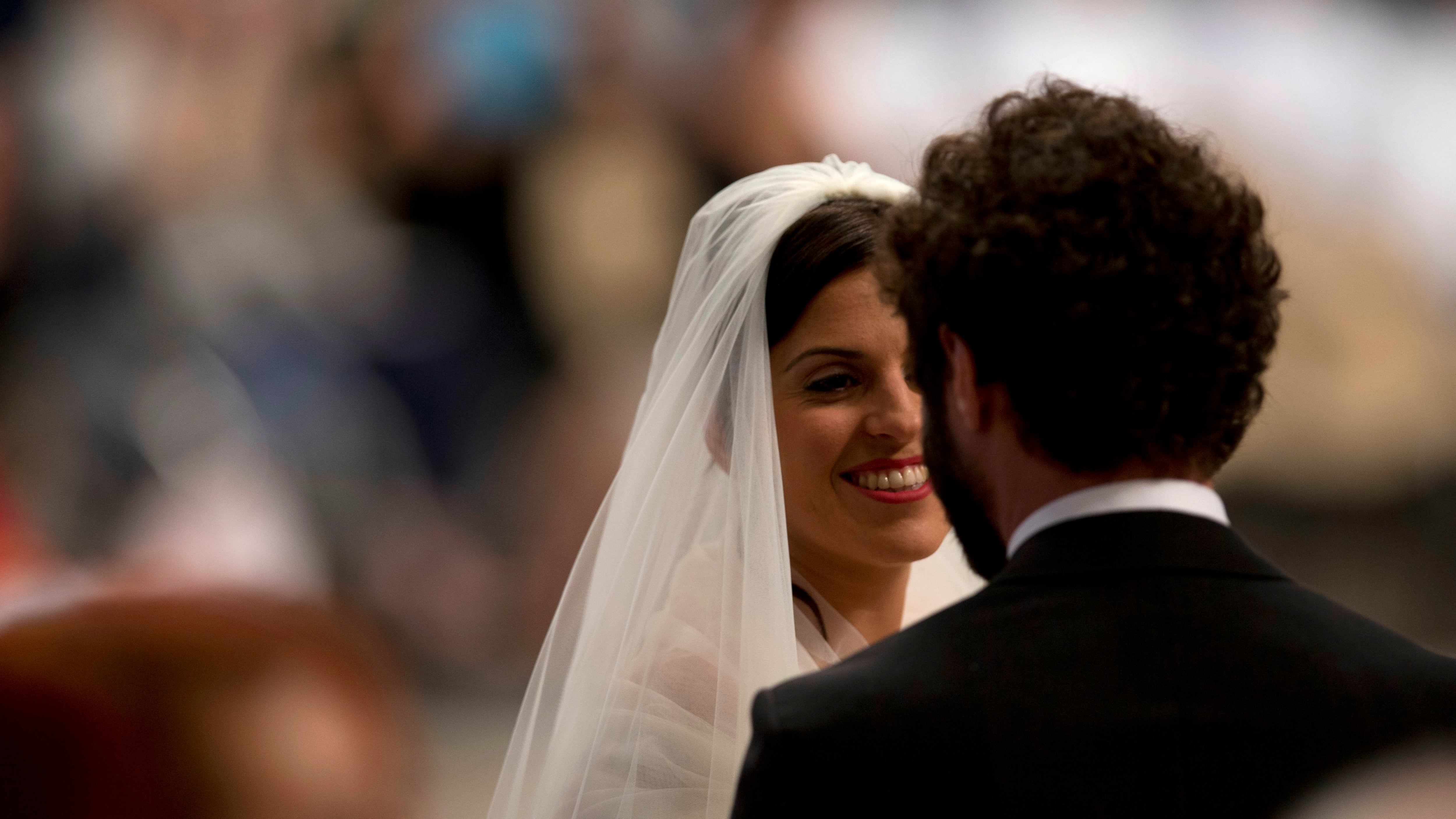 Il Papa sposa 20 coppie: "Matrimonio non è fiction"