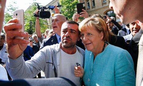 Berlino, i selfie della Merkel con gli immigrati 5