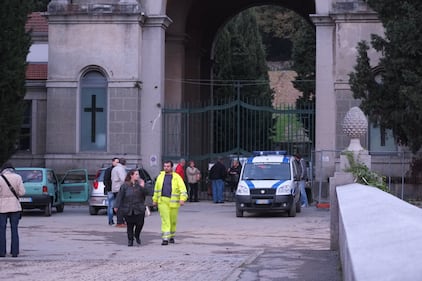 Genova, crolla un cimitero: i feretri dispersi nel fiume 13