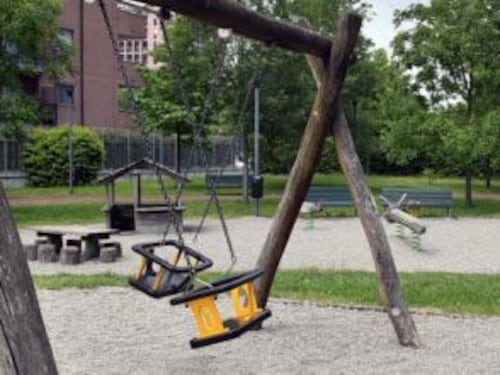 Brescia, albanese di 17 anni terrorizza ragazzini in un parco