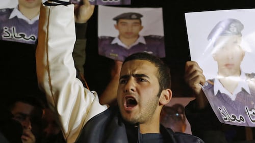 I parenti del pilota Kassasbeh chiedono la sua liberazione 1