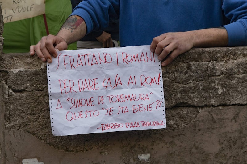 Casal Bruciato, residenti in protesta: "Le case prima agli italiani" 4