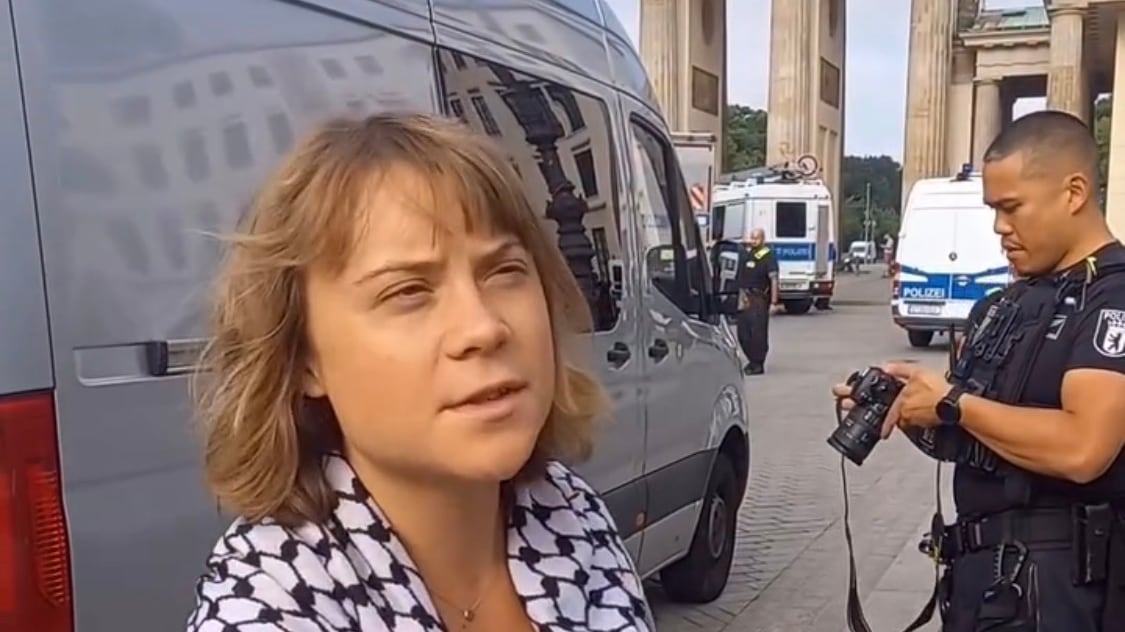 Greta Thunberg si incolla davanti alla Rheinmetall: blitz a Berlino contro le armi per il Medio Oriente