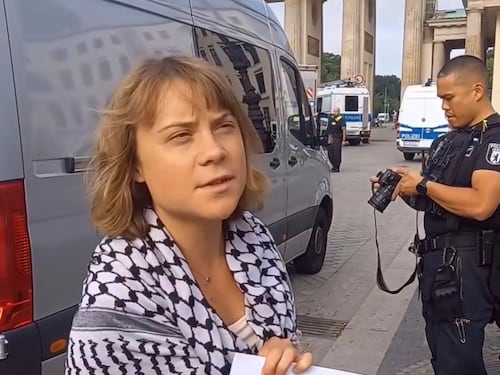 Greta Thunberg si incolla davanti alla Rheinmetall: blitz a Berlino contro le armi per il Medio Oriente