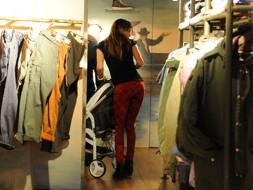 Belen Rodriguez mamma sexy a spasso con Santiago
