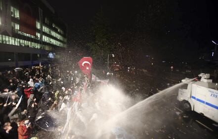 Turchia, scontri dopo il sequestro del quotidiano 18