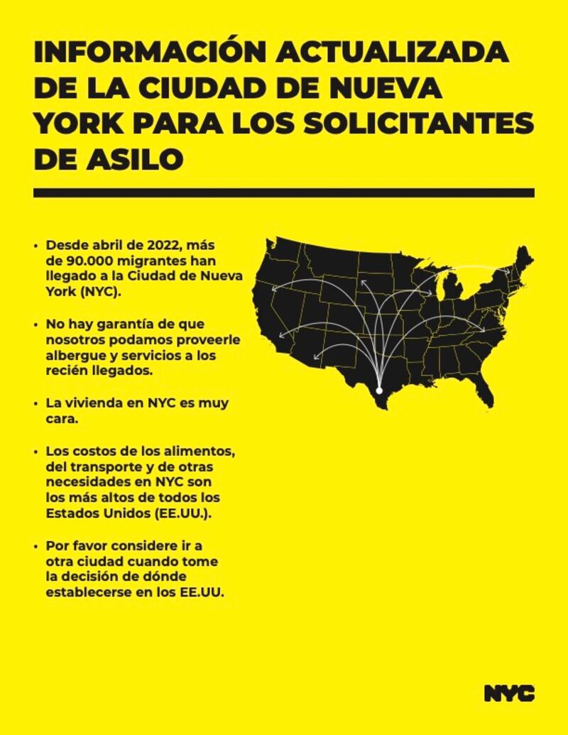 Il depliant che la città di New York ha fatto girare nei centri di confrine e nel quale si chiede ai migranti di "valutare altre città in cui andare"