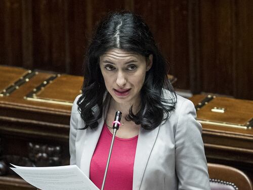 Lucia Azzolina assume 85mila docenti e stabilizza 450 presidi. Salvini: "Anche tu in quel concorso"