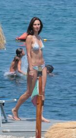 Anna Safroncik: bikini e fisico hot a Ischia 6